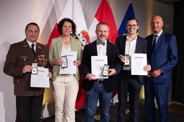 Jugend-Landesrat Christian Dörfel mit Karlheinz Manzenreiter, OÖ. Landes-Feuerwehrverband, Irene Raffetseder, Naturfreundejugend Oberösterreich, Stefan Leitner, Katholische Jungschar Diözese Linz, und Moritz Otahal, Junge ÖVP Oberösterreich (v. l.). | Foto: Daniela Sternberger/Land OÖ