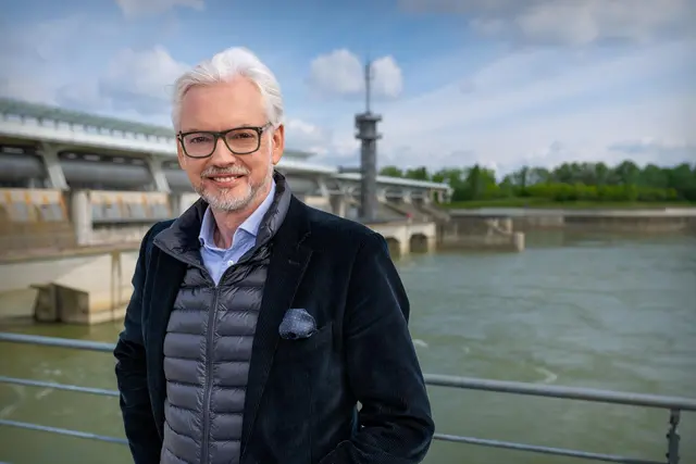 Verbund-Vorstandschef Michael Strugl vor dem Kraftwerk Freudenau. Er plädiert dafür, die Eigenerzeugung von Energie in Österreich so weit als möglich auszubauen. | Foto: Verbund