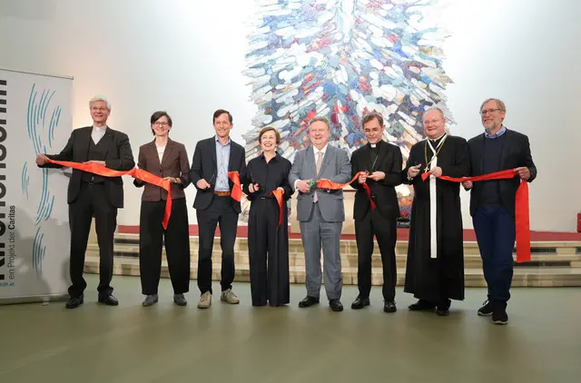 Das rote Band ist durchschnitten, das "Kirchenschiff" hisst die Segel: Mit dem neuen Projekt will die Caritas die Margaretner Kirche Auferstehung Christi retten. | Foto: Sade Jerabek/MeinBezirk