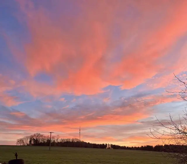 Dahin ziehende rote Wolken am Abend Himmel …