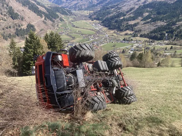 Das Fahrzeug drohte abzustürzen. | Foto: Stützpunkt-Feuerwehr Winklern