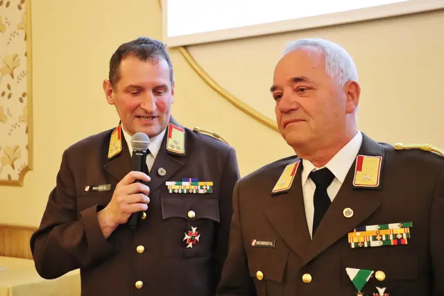 Alois Kirchberger, seit 50 Jahren bei der Feuerwehr, war 13 Jahre bis zu seinem 65. Geburtstag Abschnittsbrandinspektor im Abschnitt 5 (Premstätten, Tobelbad-Haselsdorf, Lieboch, Dobl-Zwaring, Pirka-Windorf, Wundschuh sowie Betriebsfeuerwehren ÖBB und ams Osram). Beim Bereichsfeuerwehrtag wurde er zum Ehren-Abschnittsbrandinspektor ernannt.  | Foto: Edith Ertl