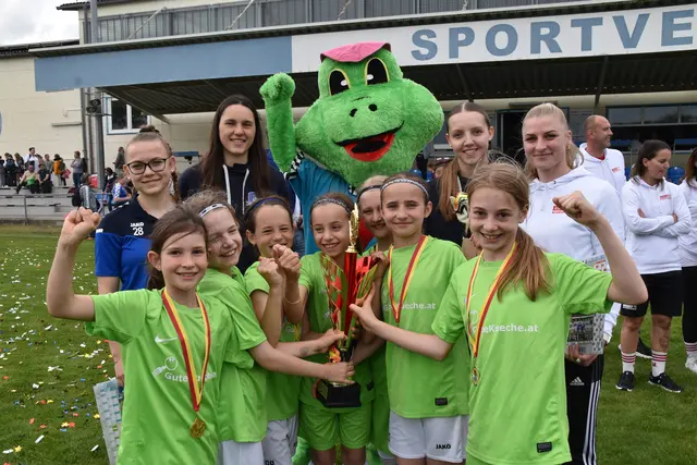 Die Spielerinnen der Volksschule Bad Tatzmannsdorf/Stadtschlaining jubelten im Vorjahr über den Siegerinnenpokal. Mit dabei waren auch Hopsi Hopper und Spielerinnen vom FC Südburgenland | Foto: MeinBezirk/Michael Strini