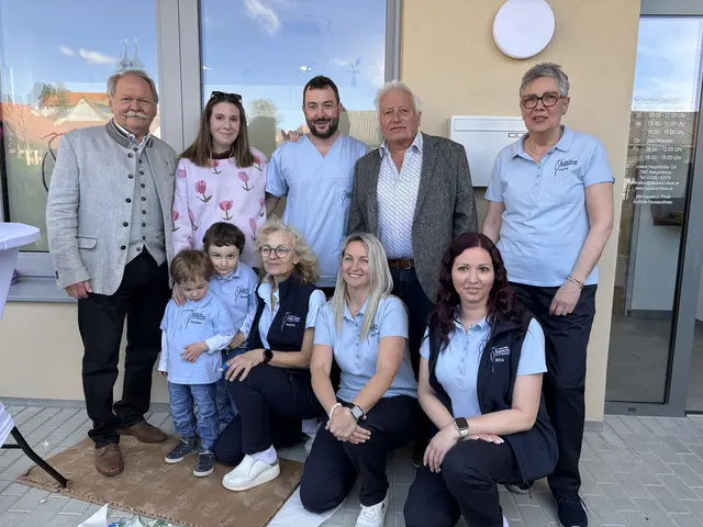 Die Gemeinde Heiligenkreuz mit Bürgermeister Edi Zach und Vizebürgermeister Georg Pataki gratulierten Hausarzt Benjamin Klaus und seinem Team zur Neueröffnung der Praxis.  | Foto: Elisabeth Kloiber