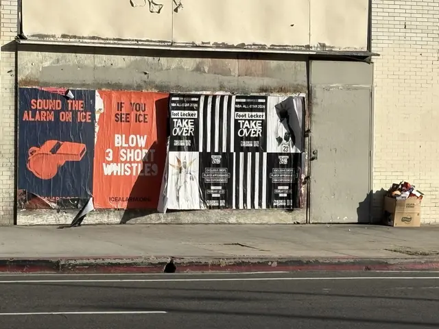 Die Menschen in LA organisieren sich teils durch interne Warnsysteme, wie die Plakate hier ganz links zeigen. | Foto: ©Althea Karoline Müller