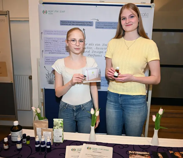 Duftendes Design: Sahra Lüdemann und Maxima Kroll kreierten ihr eigenes Parfum inklusive passender Verpackung. | Foto: Gabriele Hohenegger