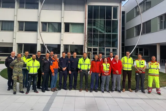 Unter der Leitung der Bezirkshauptmannschaft Zell am See fand am 9. April 2026 im Bundesschulzentrum Zell am See eine Einsatzübung auf Führungsebene statt. Im Bild v. li.: Klaus Portenkirchner, Gilbert Hammerle, Manfred Pongruber, Stefan Pfeiffenberger, Gottfried Schmidt, Franz Eder, Bernhard Kaserer, Bernd Tritscher, Alexander Schmitz-berger, Josef Lochner, Patrick Nitzinger, Andreas Breitfuß, Siegfried Berger, Herbert Gewolf, Isabella Pernthaner-Schneider, Dominik Voglhuber, Thomas Huber, Bernd Wilhelmstätter, Max Fedel, Michael Kling. | Foto: Bezirkshauptmannschaft Zell am See
