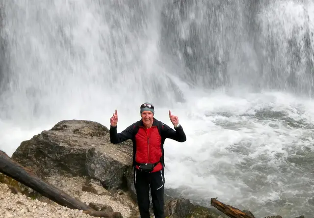 Donnerndes Wasser hinter mir