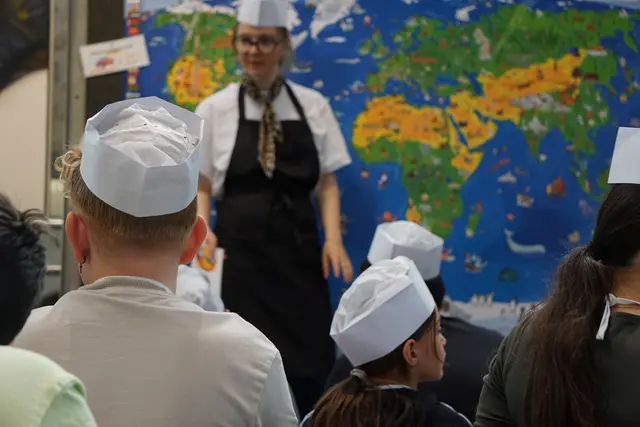 Mit Hilfe einer großen Weltkarte erfuhren die Schülerinnen und Schüler spielerisch, aus welchen Ländern Lebensmittel stammen und wie vielfältig die Wege von regionalen und internationalen Produkten bis auf unseren Teller sind. | Foto: Pascal Pali