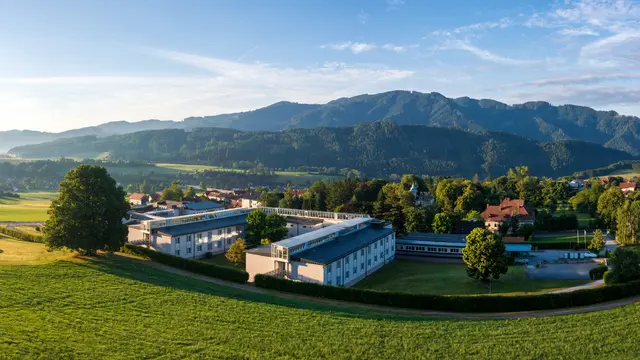 Das Reha-Zentrum in Aflenz: Die Pensionsversicherungsanstalt plant, den Standort mit dem Reha-Zentrum in St. Radegund zusammenzulegen.
 | Foto: Patrick Baumgartner