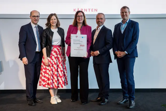 Bürgermeister Markus Salcher und Barbara Plunger nahmen die Auszeichnung persönlich entgegen. | Foto: Harald Schlossko