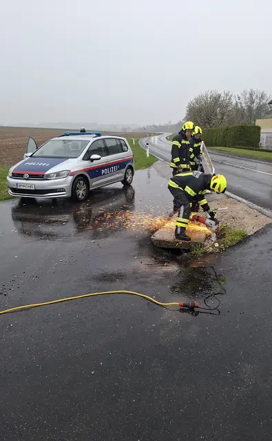 Verkehrsunfall Aufräumarbeiten in Hargelsberg