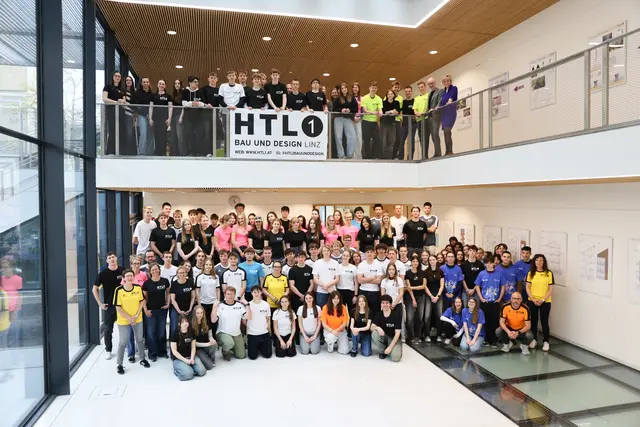 Zum Gruppenfot trafen sich zahlreiche der fast 300 HTL1-Läufer. | Foto: Reischl