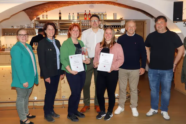 Helga Lampeter (3. v. l.) und Verena Lampeter (5. v. l.) wurden für ihre langjährige Vorstandstätigkeit geehrt | Foto: Iris Bloder