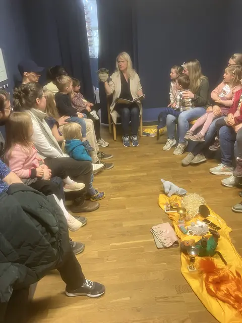 Schakal in der Bibliothek