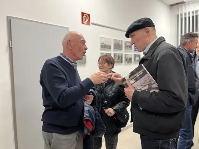 Intensive Gespräche im Anschluss an die Buchpräsentation