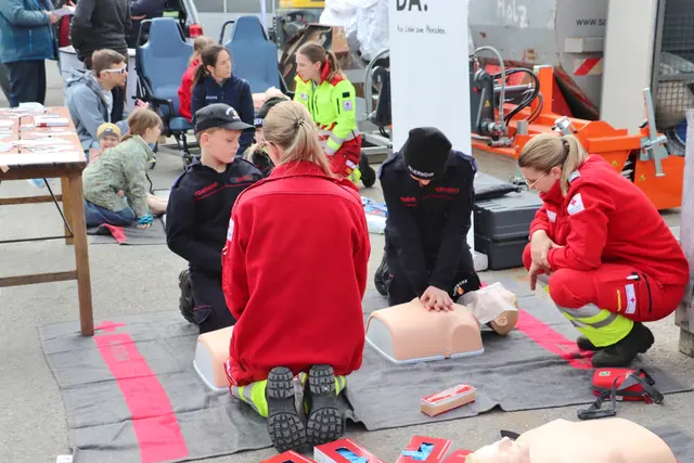 Mit dem Defibrillator Leben retten