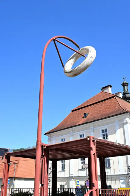 Kunstinstallation mit effektvollem Ringelement in luftiger Höhe. | Foto: Hans-Peter Kriener