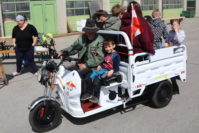 Eine Runde im Elektro-Tuk Tuk gab es extra | Foto: Gerhard Langmann