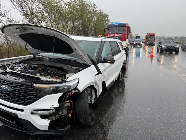 Hybridfahrzeug stark beschädigt, eine Person verletzt auf Westautobahn