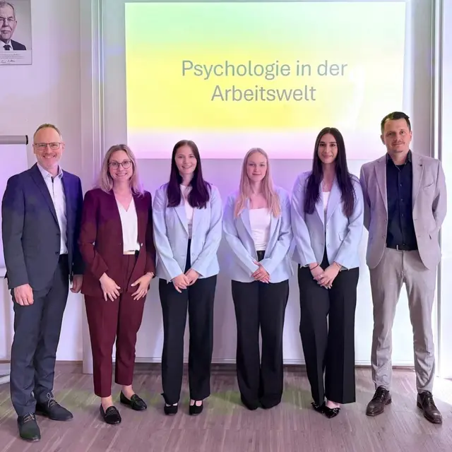 Die Bandbreite der Diplomarbeiten zeigte eindrucksvoll, wie vielfältig und gesellschaftlich relevant wirtschaftliche Bildung an der HAK Bad Ischl ist. 
v.l.n.r.: Diplomarbeitsbetreuer Mag. Martin Hollinger, MSc (WU), Klassenvorständin Mag. Daniela Limbacher, Maturantinnen der 5AK und Direktor Mag. Otto Ahammer | Foto: BHAK/BHAS Bad Ischl