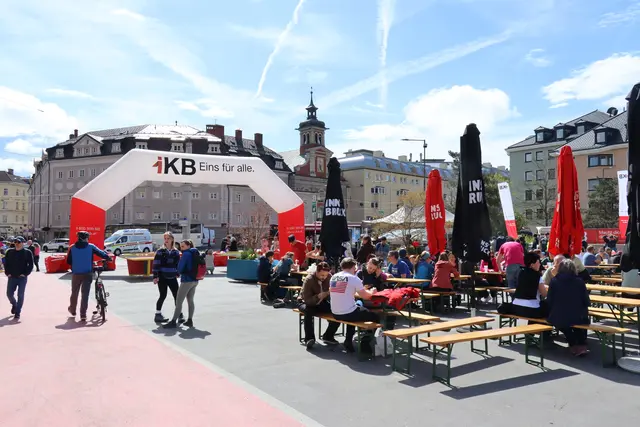 Das Umwelt- und Bewegungsfest lockte zahlreiche Familien auf den Innsbrucker Marktplatz. | Foto: Kendlbacher