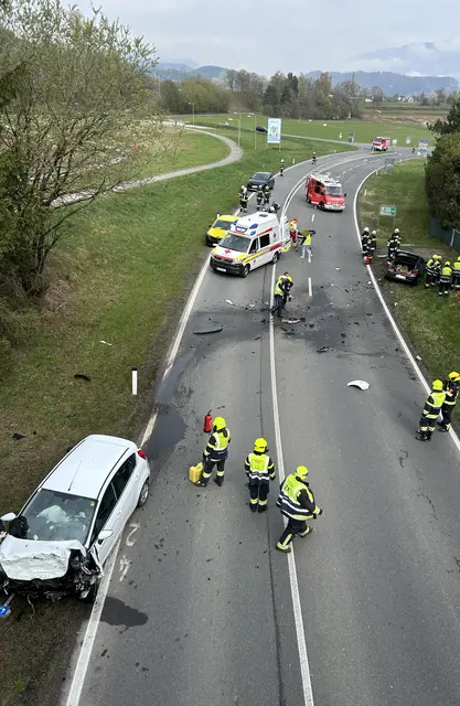 Zwei Verletzte nach schwerem Unfall auf B86