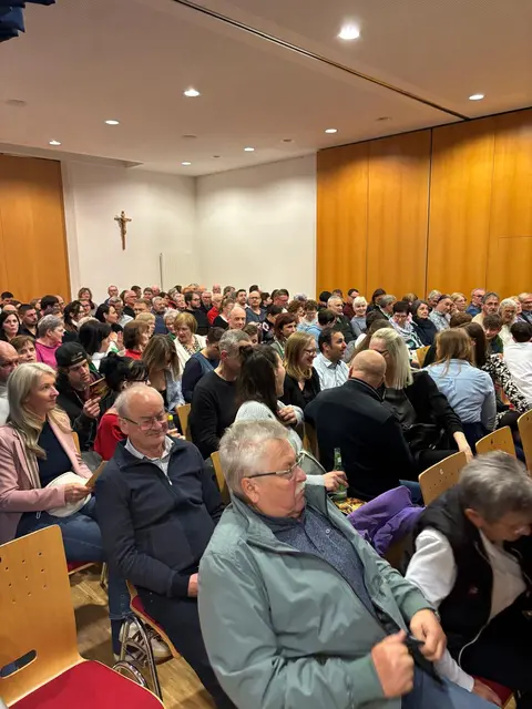 Eine viel bejubelte Premiere! Begeisterte Zuschauer im bis zum letzten Platz gefüllten Pfarrzentrum hielten bei "Die Falle" bis zum Schluss den Atem an.  | Foto: Monika Kastner