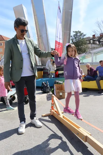Imran und Riah schlenderten über das Umweltfest und genossen die vielfältigen Angebote sowie die fröhliche Atmosphäre. | Foto: Kendlbacher
