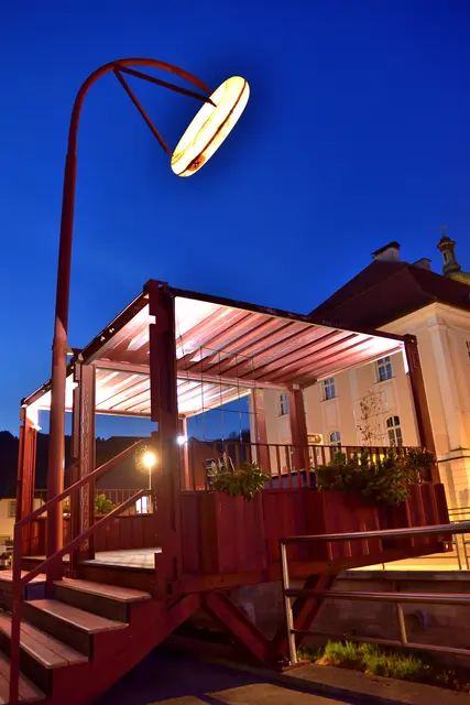 "Plattform" von Künstler Leo Schatzl in den Abendstunden. | Foto: Hans-Peter Kriener