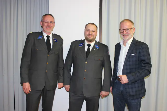 Daniel Dagn (mi.) - Alter und Neuer Ortsstellenleiter beim Roten Kreuz Kössen, Bezirksstellenleiter Daniel Hofer (li.) und Bgm. Reinhold Flörl | Foto: Mühlberger