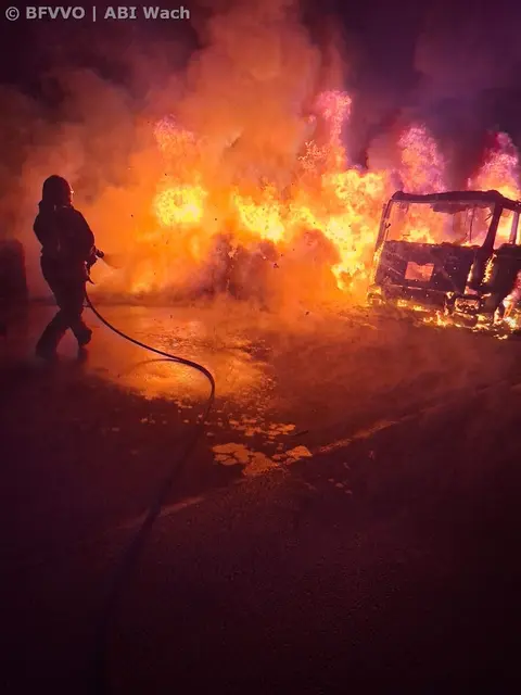 Als die ersten Einsatzkräfte eintrafen, stand der Lkw auf der A2 bereits in Vollbrand. | Foto: BFVVO/ABI Wach