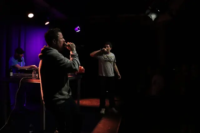 Routiniert und selbstbewusst führten Kreiml &amp; Samurai durch den Abend und feierten gemeinsam mit ihren Fans die größten Hits. | Foto: Kendlbacher
