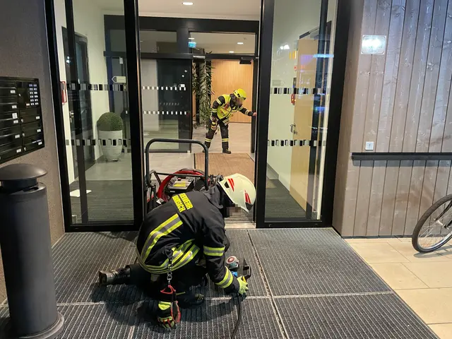 Bewohner aus Wohnheim evakuiert, Mann mit Rauchgasvergiftung