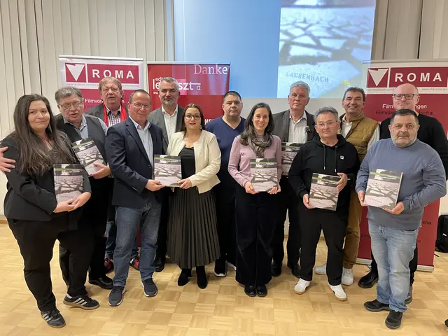 Historiker und Autor Herbert Brettl mit Organisator und Verleger Horst Horvath, Historiker Gerhard Baumgartner, Musiker Max Prenner, Bürgermeister Christian Weninger und VertreterInnen der Volksgruppe der Roma und von Gedenkvereinen