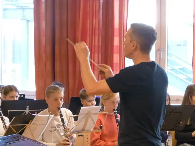 Kapellmeister und Jugendreferent des "Blasmusik Burgenland - der Verband" Mag. Manfred Wiedenhofer gab den Ton an und erklärte den jungen Talenten das Zusammenspiel als Team.  | Foto: Vanessa Wittmann