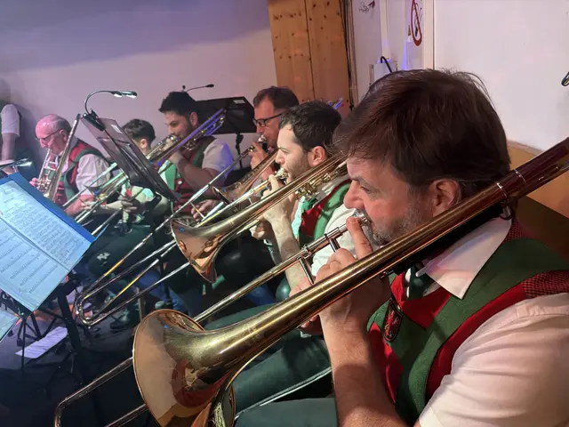 Vollgas bei der "Posaunenbande" - sechs Mann hoch und mit Zugmaschinensound unüberhörbar. | Foto: Hassl