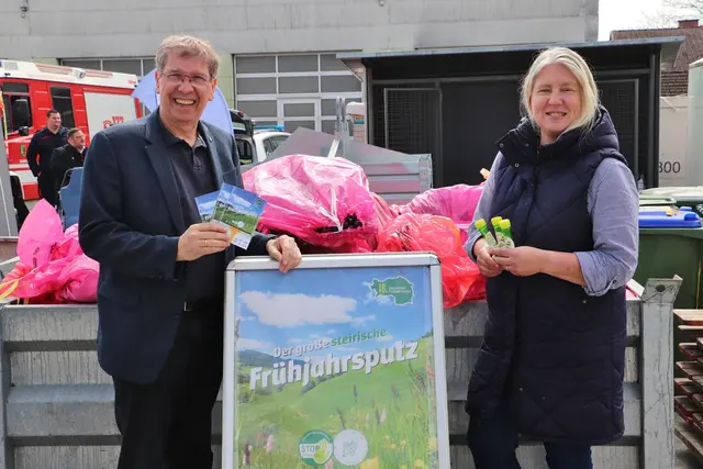 Bgm. Erich Gosch und GR Helene Ruhmer dankten für die Teilnahme am Frühjahrsputz. | Foto: Edith Ertl