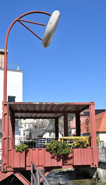 Eine Art Landgewinnung: "Umgebaute" Industrie-Metallcontainer ragen über den Prollingbach und werden zur vielseitigen Nutzfläche. | Foto: Hans-Peter Kriener