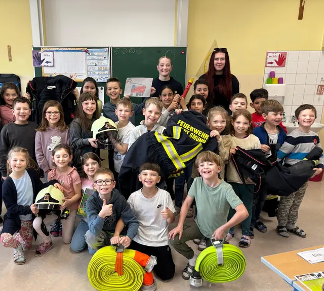 Feuerwehr zu Besuch in der Volksschule Gmünd