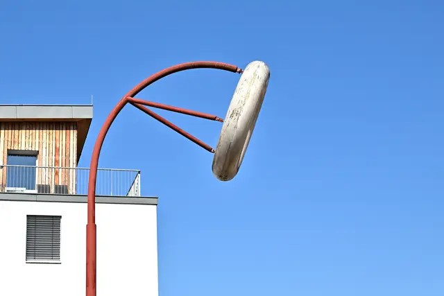 Das kreisförmige Element ist ein weithin sichtbares Zeichen der "Plattform", einer Kunstinstallation in Ybbsitz. | Foto: Hans-Peter Kriener