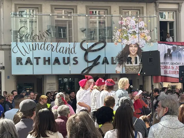 Omas gegen Rechts mit einer Perfomance auf der Bühne. | Foto: MeinBezirk Innsbruck