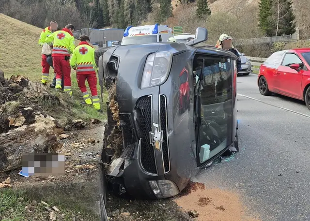 Auto überschlägt sich in Stafflach, Familie entkommt verletzt