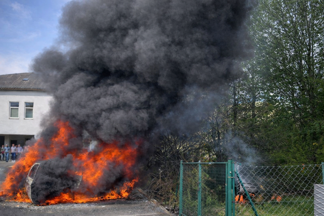 Ein BMW geriet in Brand und entwickelte sich rasch zu einem Vollbrand. | Foto: BFKDO Amstetten