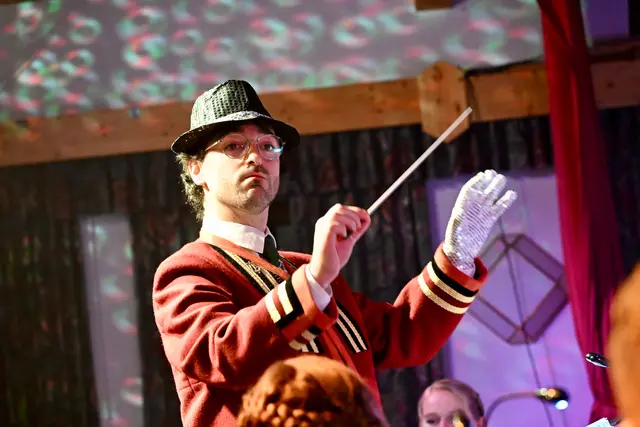 Kapellmeister Mauro Jackson mit Hut und Handschuh von "Meikl" und mit Taktstock von Birgitz. | Foto: Hassl
