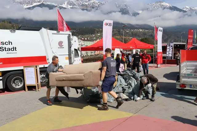 Marktplatz wurde zum Schauplatz großer Müllsammelaktion