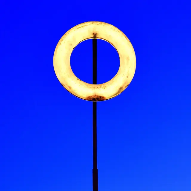 Das Kunstwerk ist an die Straßenbeleuchtung gekoppelt und wird bei Einbruch der Dämmerung automatisch eingeschaltet. | Foto: Hans-Peter Kriener