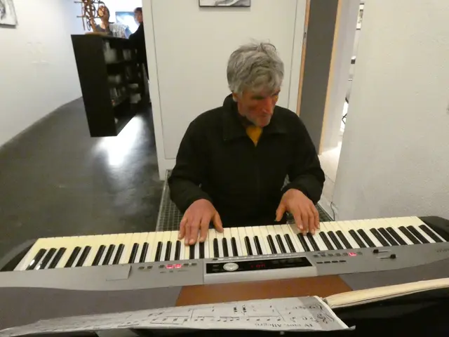 Toni Wille aus dem Kaunertal umrahmte die Vernissage. 