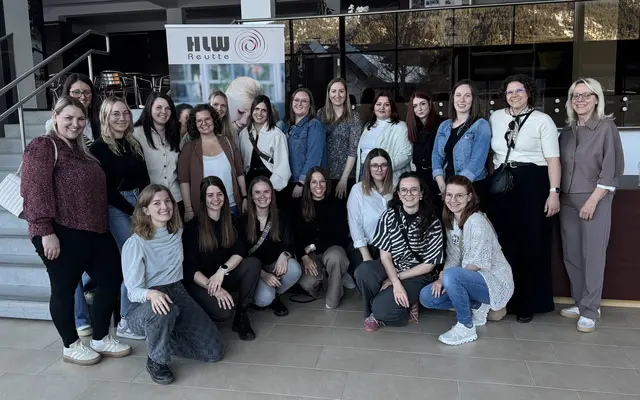 HLW Reutte: Ehemalige Absolventinnen feiern 10-jähriges Matura-Jubiläum