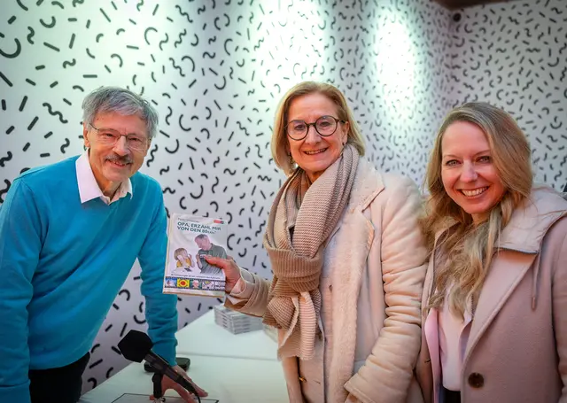 Buchpräsentation von Zeitzeuge Peter Meissner mit Landeshauptfrau Johanna Mikl-Leitner und Landtagsabgeordneter Silke Dammerer (v.l.n.r.) | Foto: NLK Pfeffer